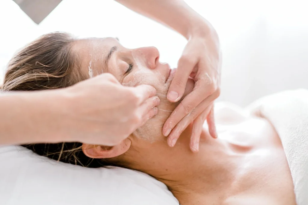 آموزش ماساژ صورت برای پاکسازی