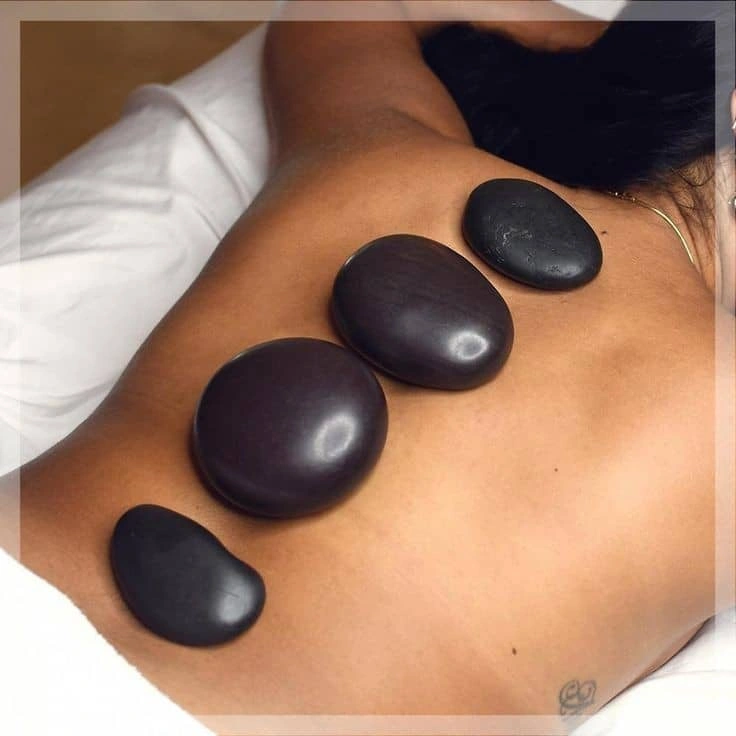 آماده‌سازی برای ماساژ سنگ سرد