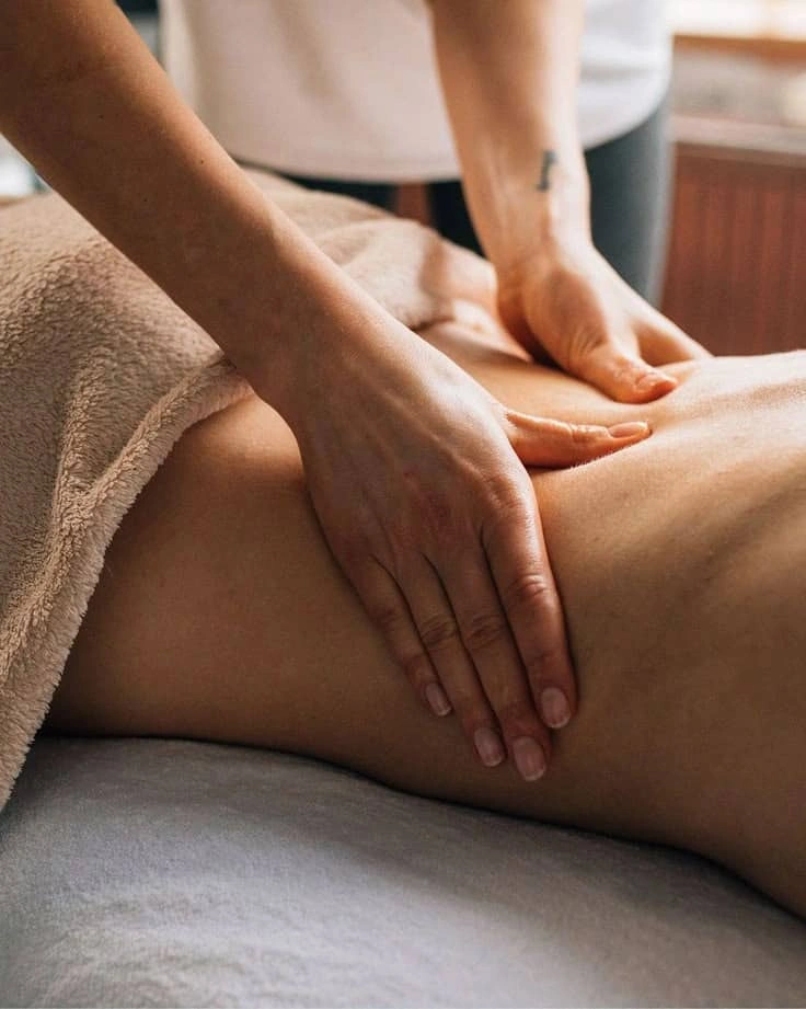 تکنیک‌های ماساژ کمر برای افراد پشت‌میزنشین