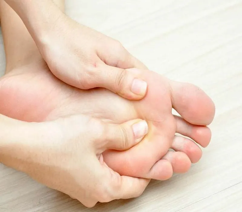 برطرف کردن یبوست با ماساژ کف پا و دست